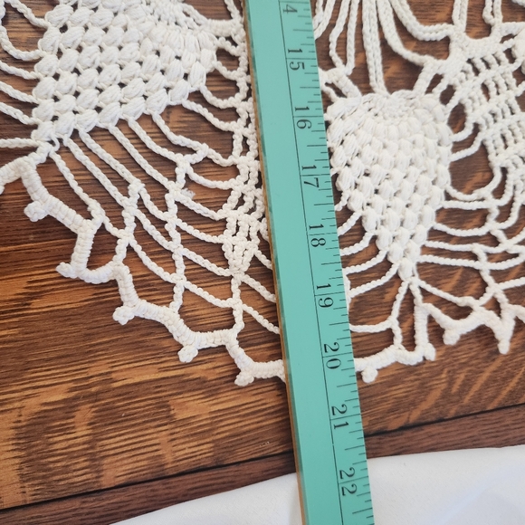 Vtg Hand Crocheted Pineapple Design Centerpiece Doily - Picture 4 of 6